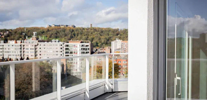 Exterior de uma habitação com janelas em PVC