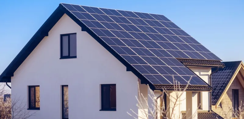 Janelas e portas de PVC em casa bioclimática com painéis solares e alto isolamento