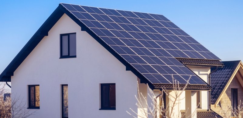 Janelas e portas de PVC em casa bioclimática com painéis solares e alto isolamento