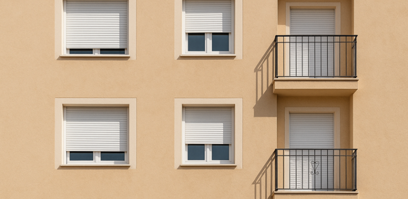 Fachada de um edifício com persianas motorizadas