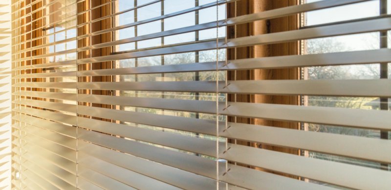 5 passos para limpar facilmente as persianas das janelas e portas