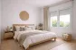 Quarto luminoso com persianas e janelas de PVC com sistemas Kömmerling