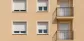 Fachada de um edifício com persianas motorizadas